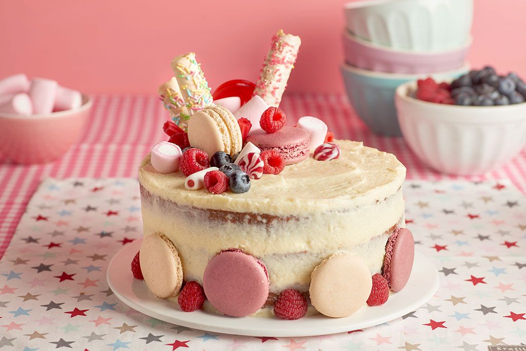 Naked cake con buttercream de chocolate blanco en rojos y rosas